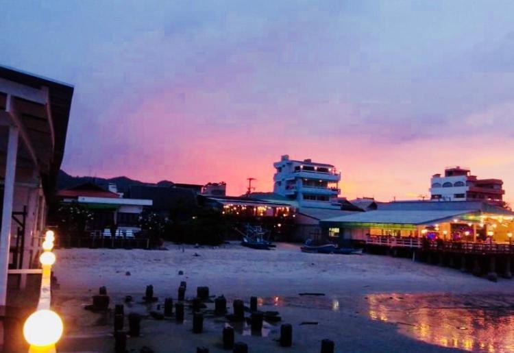 Karoon hut Hotel HHQ Buitenkant foto