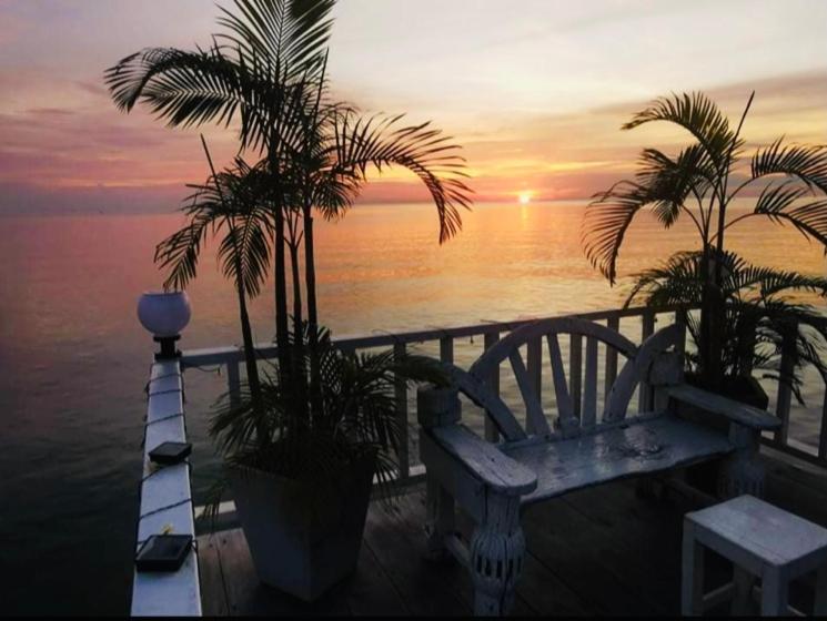 Karoon hut Hotel HHQ Buitenkant foto