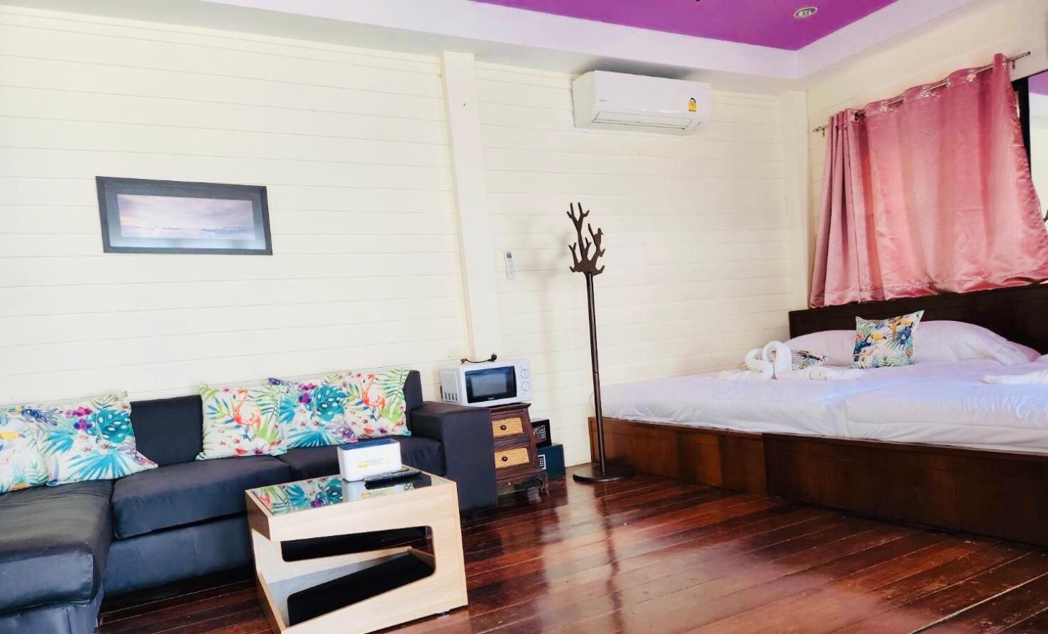 Karoon hut Hotel HHQ Buitenkant foto
