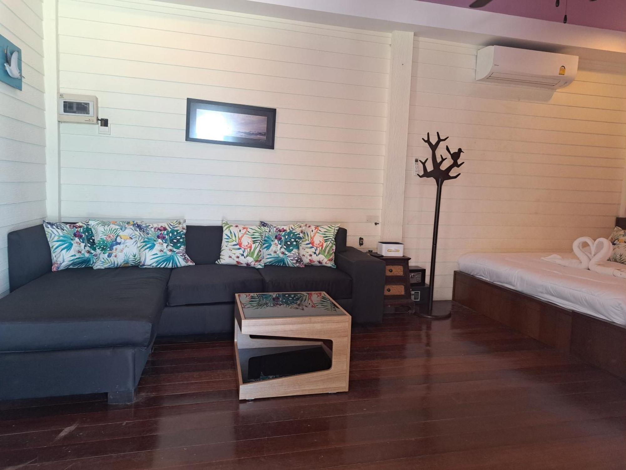 Karoon hut Hotel HHQ Buitenkant foto